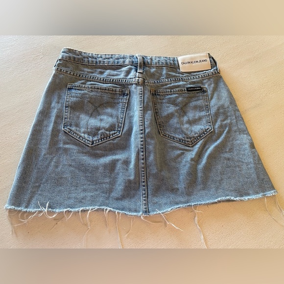Calvin Klein skirt size 6 (waist 28) denim mini skirt with fringe edging 💙 - Picture 3 of 5